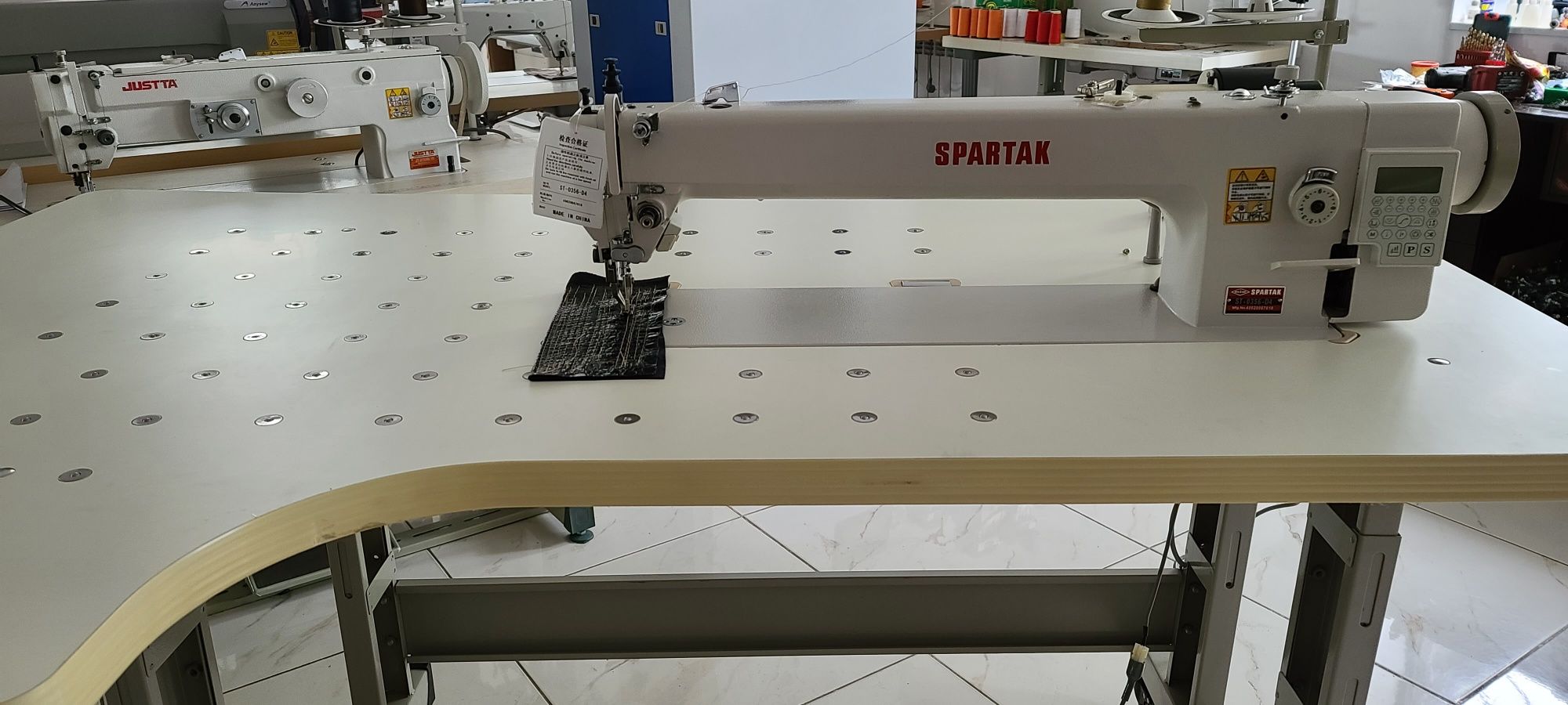 Промышленная прямострочная швейная машина с увеличенной платформой