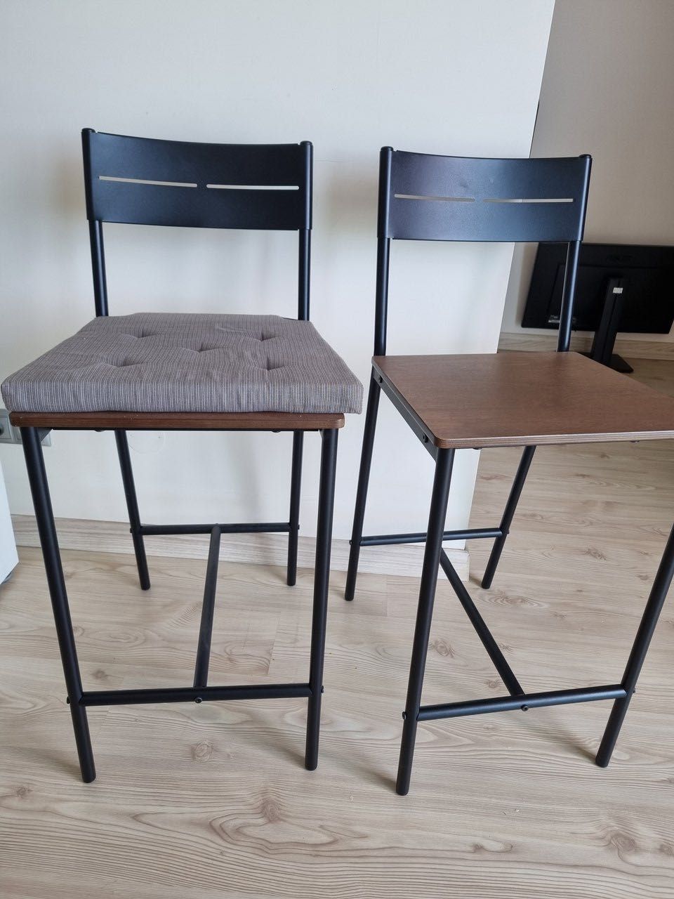 2 Bancos alto preto Ikea Sandsberg com almofada