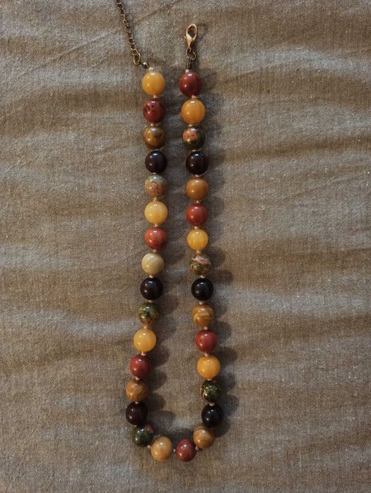 Colares em pedras naturais