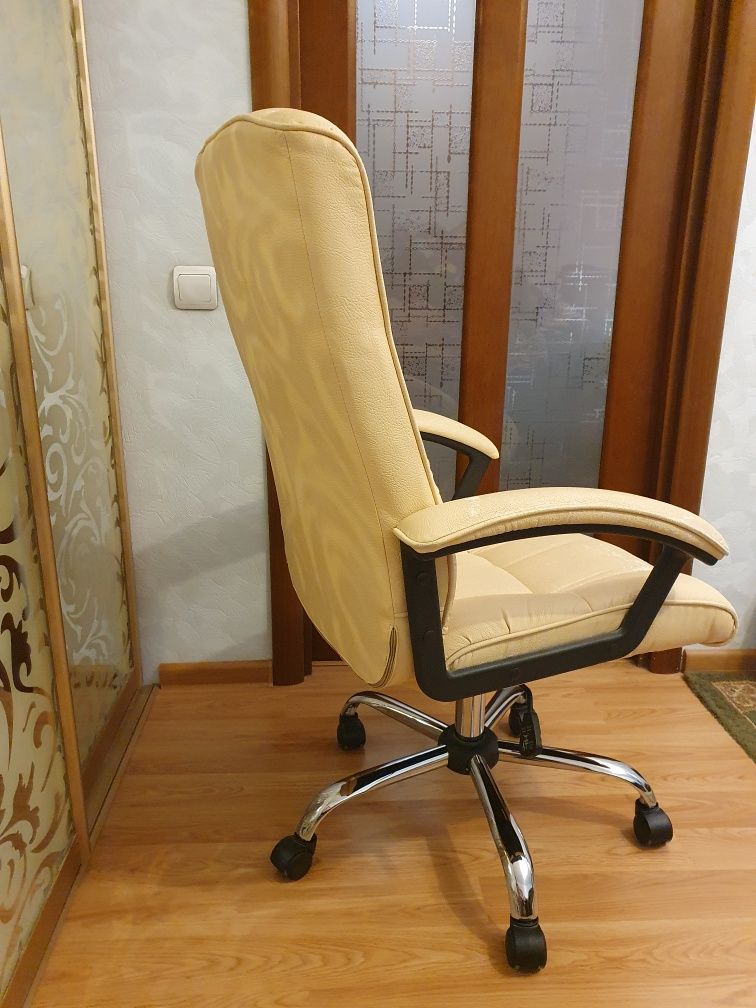 Офисное кресло б/у