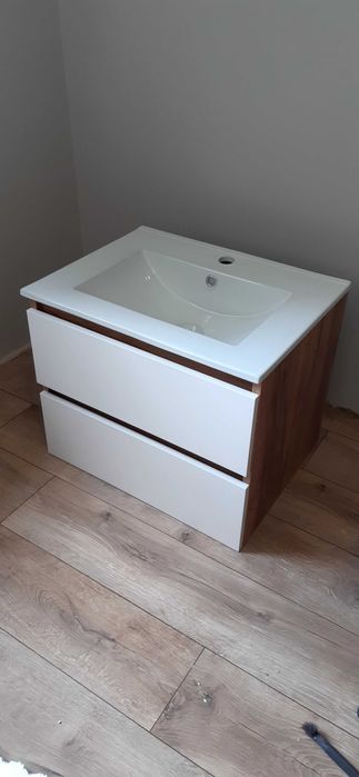 Szafka z umywalką szer.60 cm  gotowa juz złożona.