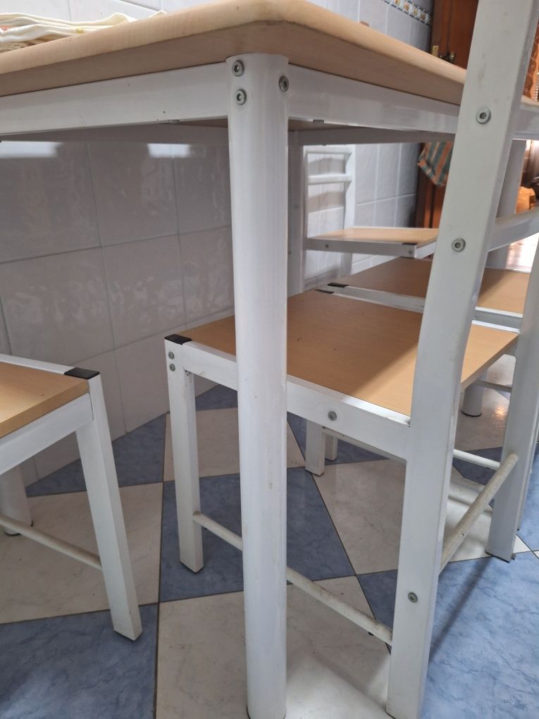 Mesa de cozinha + 4 cadeiras