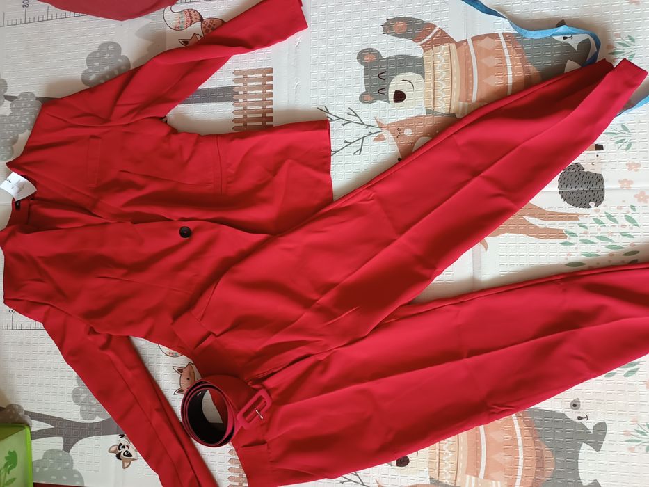 Червоний класичний костюм