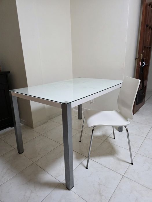 Mesa madeira + vidro, pés em inox com marcas. 1,20x0,80 com 4 cadeiras