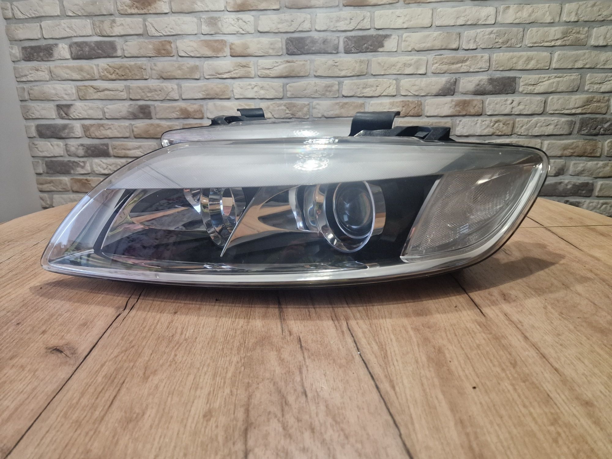 REFLEKTOY lampy AUDI Q7 XENON komplet oryginalne