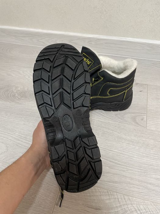 Продам зимові ботинки для роботи