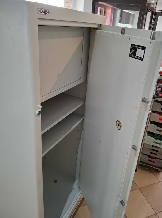 Szafa pancerna Novcan, dwa zamki 250 kg, skrytka 160/70/60 cm