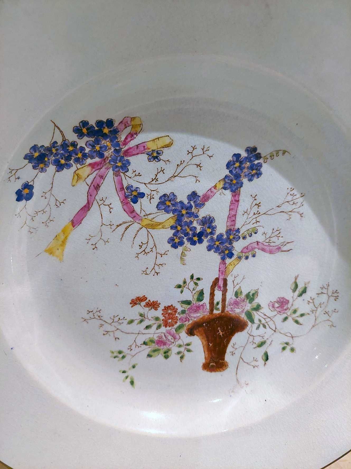 Pratos de louça portuguesa pintados à mão com motivo floral