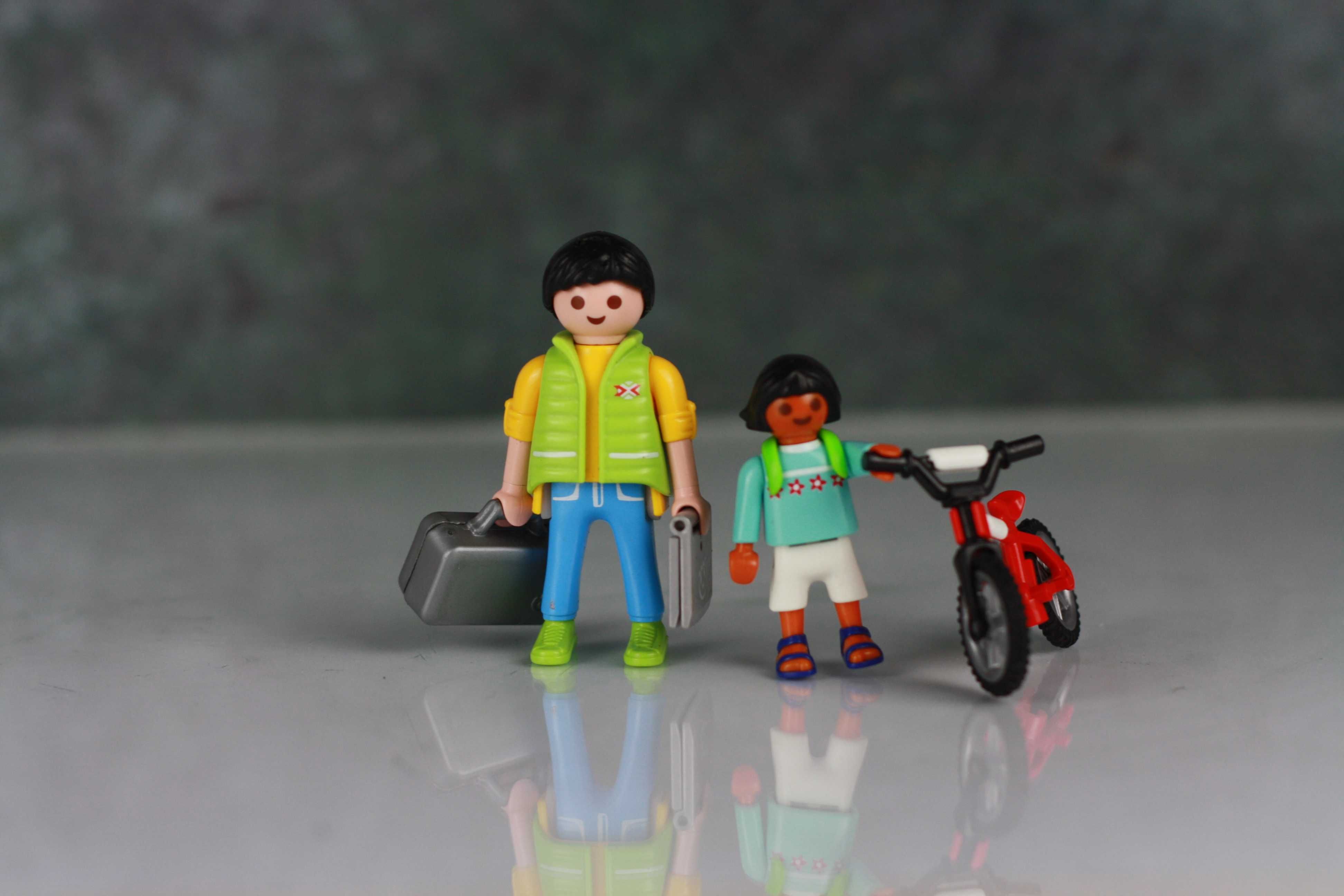 Dwie figurki Playmobil + rower