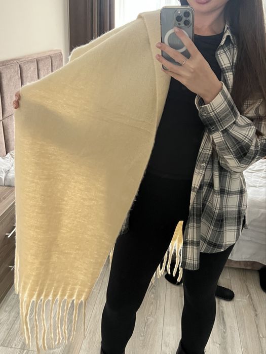 Бежевий теплий шарф