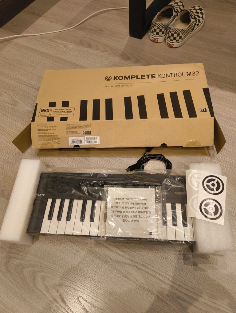 Komplete Kontrol M32 нова