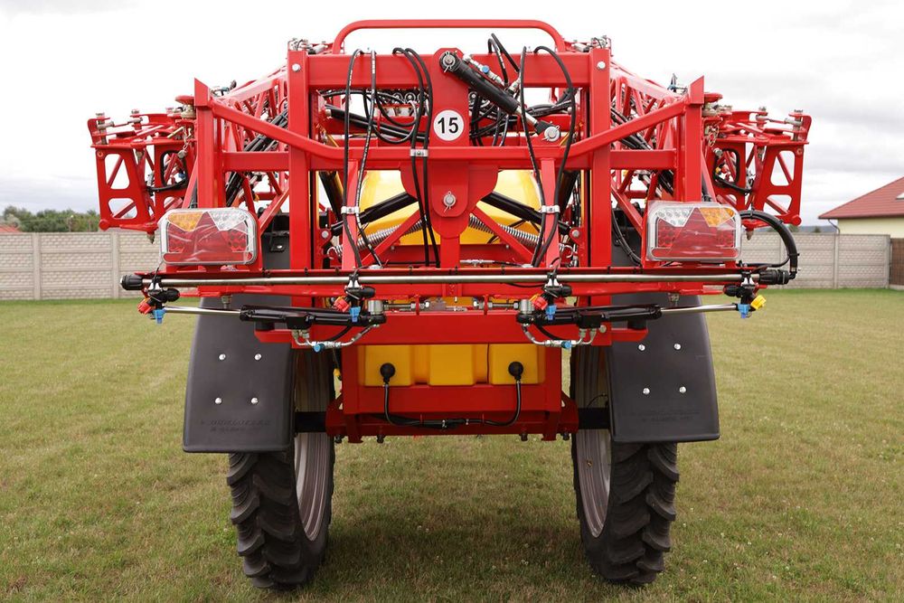 Opryskiwacz polowy przyczepiany rozkład. Hydraulicznie PROTON