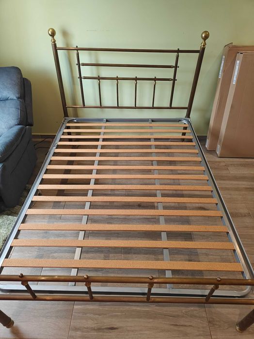 Cama de casal de ferro antiga com estrado