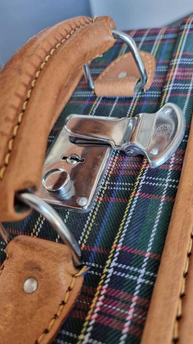 Mala Vintage Estruturada | Estilo Tartan com Detalhes em Pele