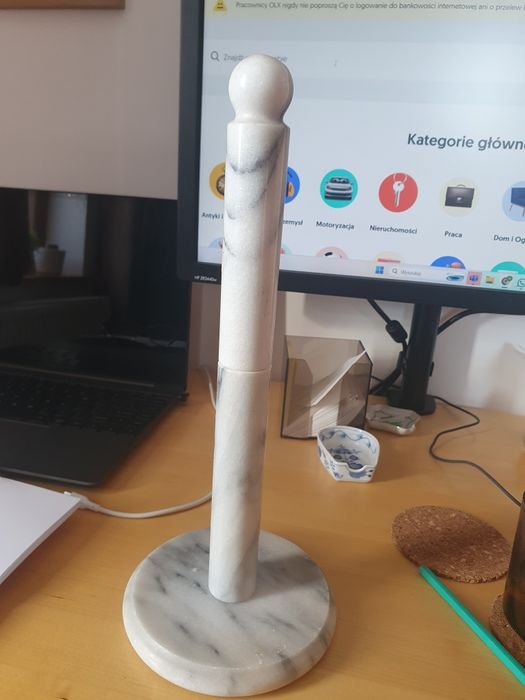 Marmurowy stojak na papierowy ręcznik