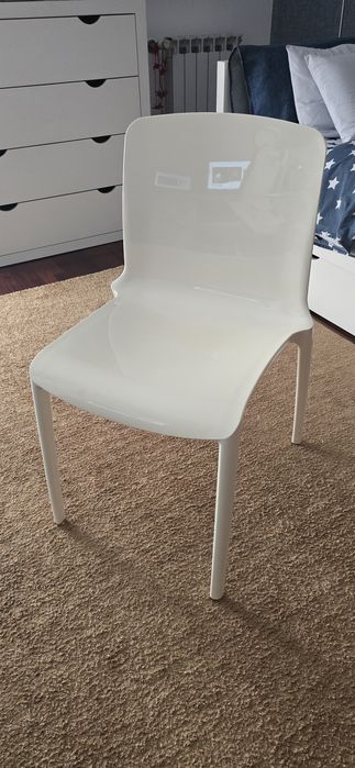 Cadeira italiana em resina tipo Kartell