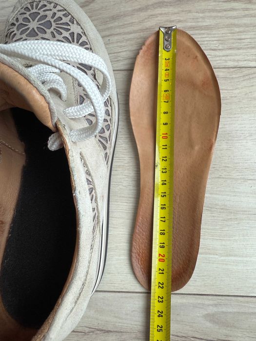 Beżowe skórzane sneakersy na platformie