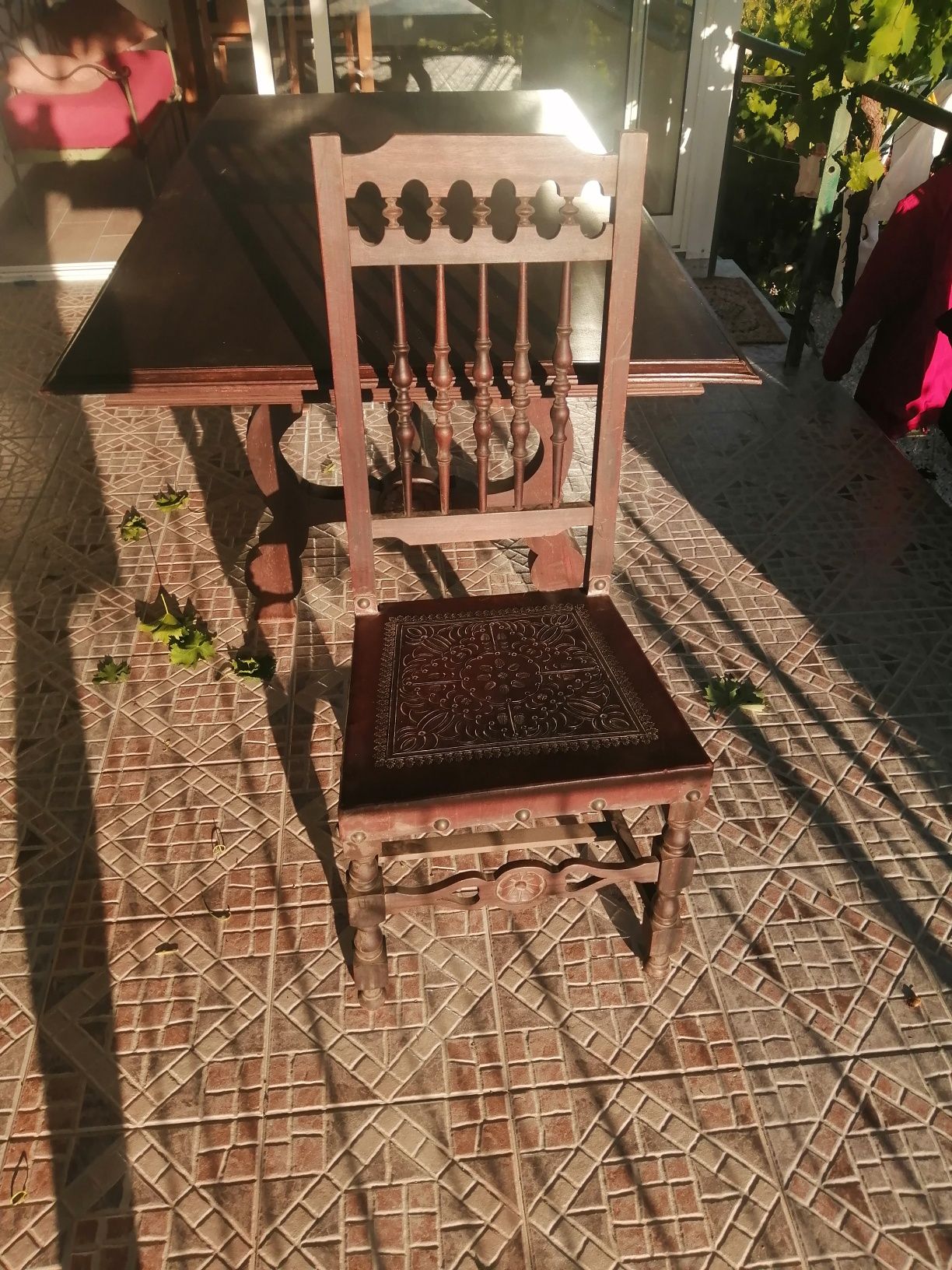 Mesa com oito cadeiras com assento em couro