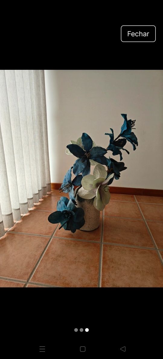 Vaso com arranjo floral