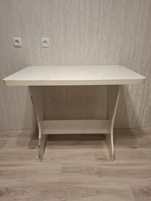 Продаю стол, 2 стула, 1 табурет