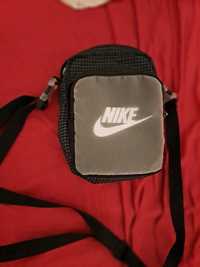 Bolsa Nike usada uma vez