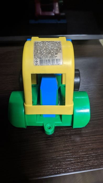 Игрушка трактор разноцветный