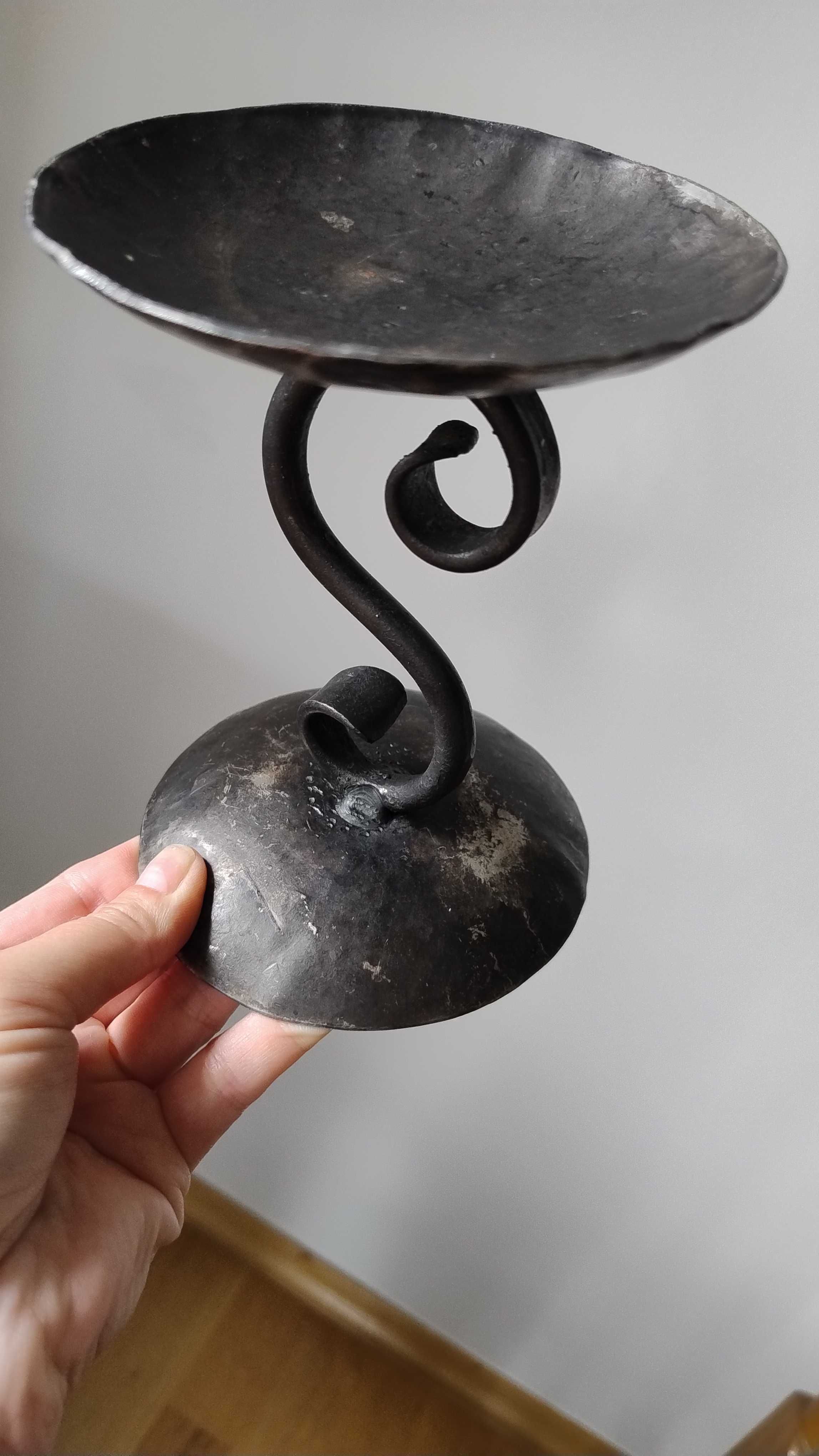 Ręcznie kuty żelazny świecznik / wys. 15 cm