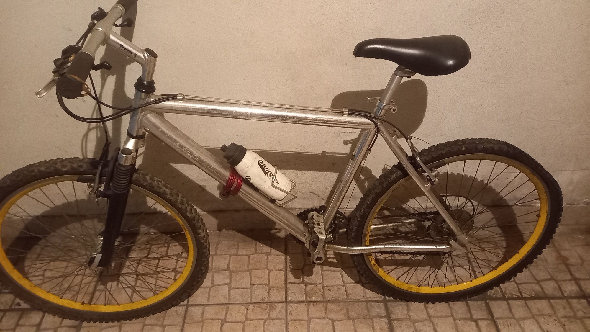 Bicicleta montanha para desocupar