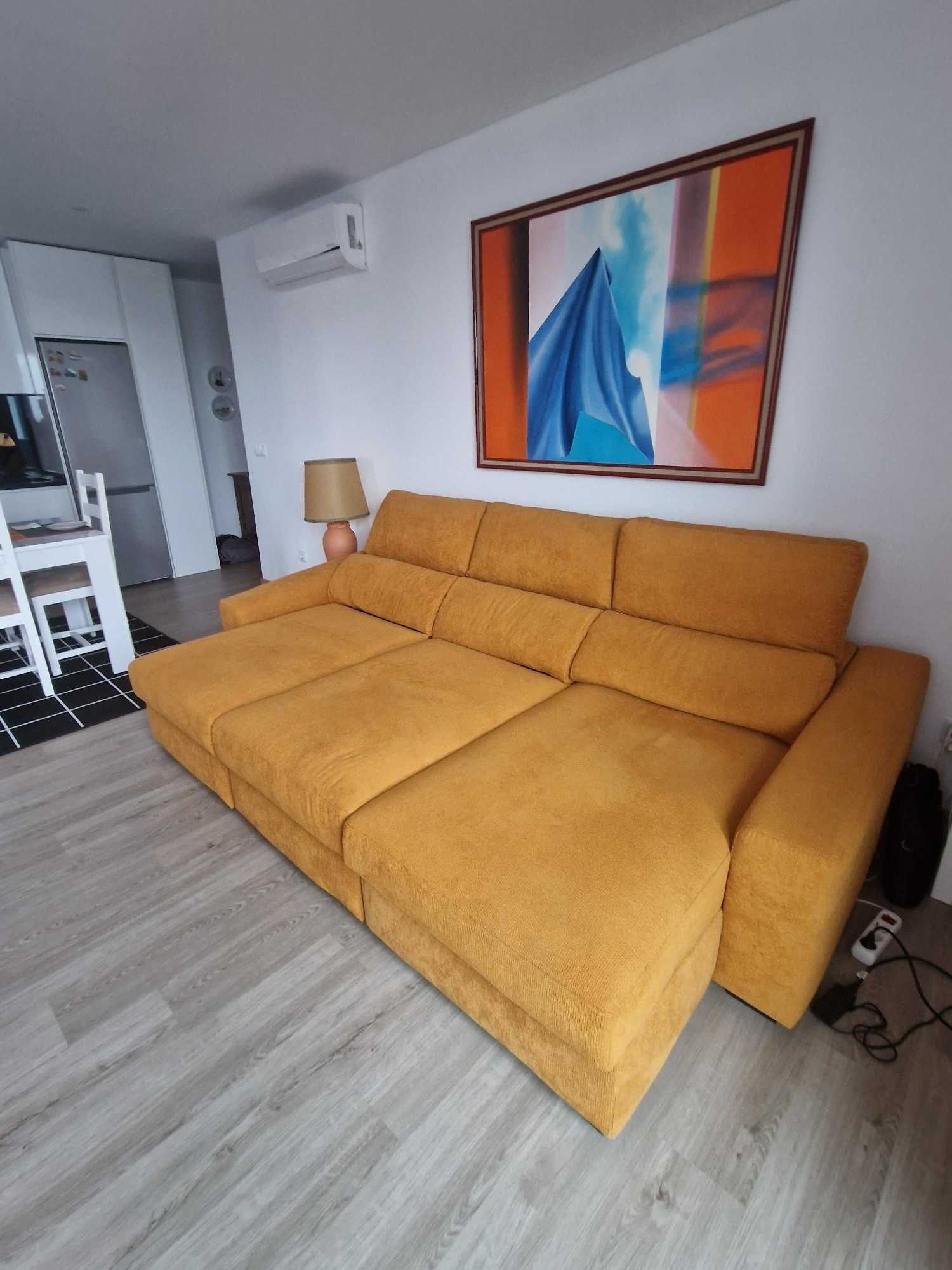 Excelente sofá que facilmente se transforma em cama de casal