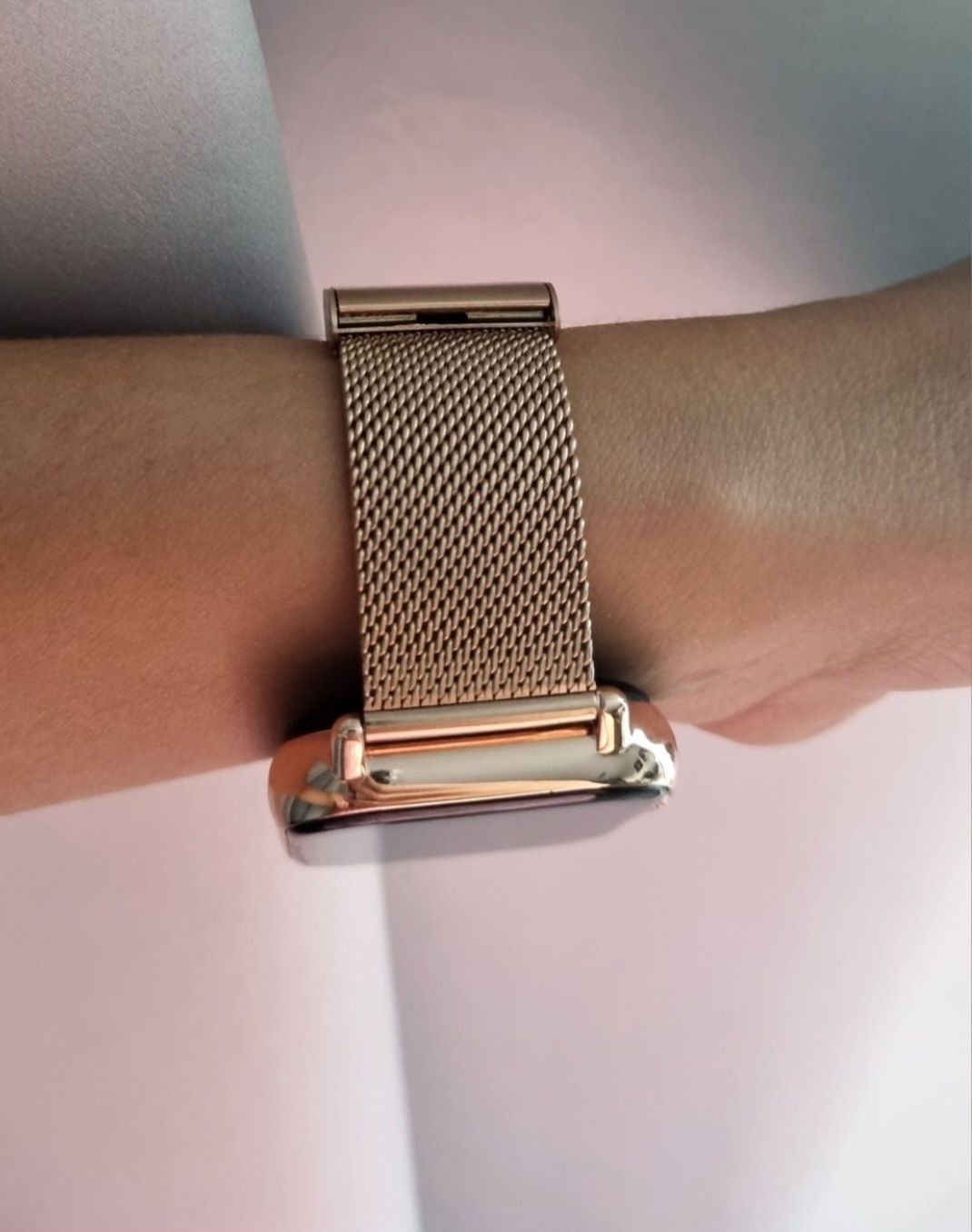 Złoty smartwatch damski