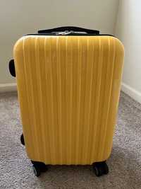 Продам пластиковый желтый чемодан.
