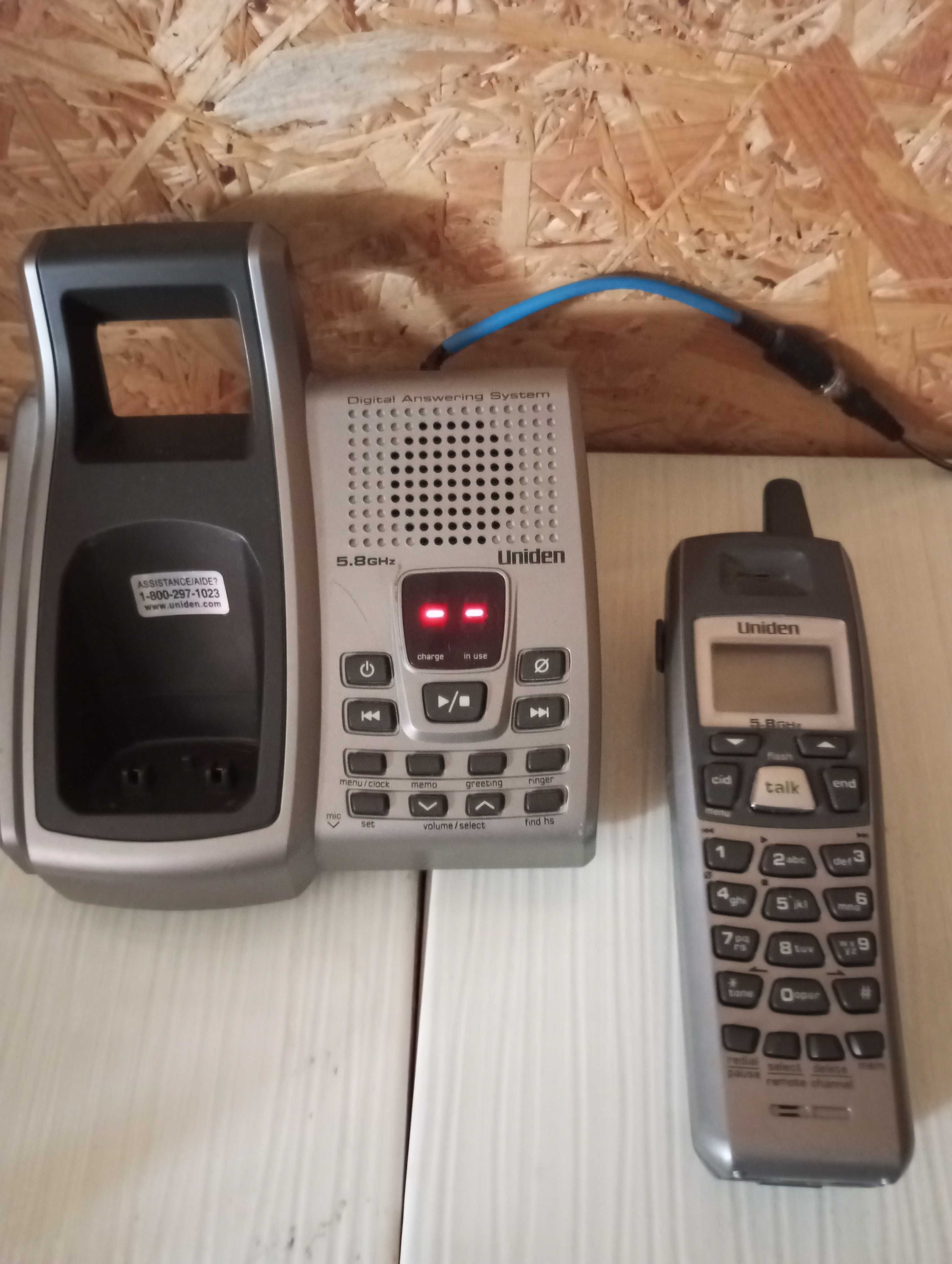 Telefon stacjonarny UNIDEN z przenośną słuchawką