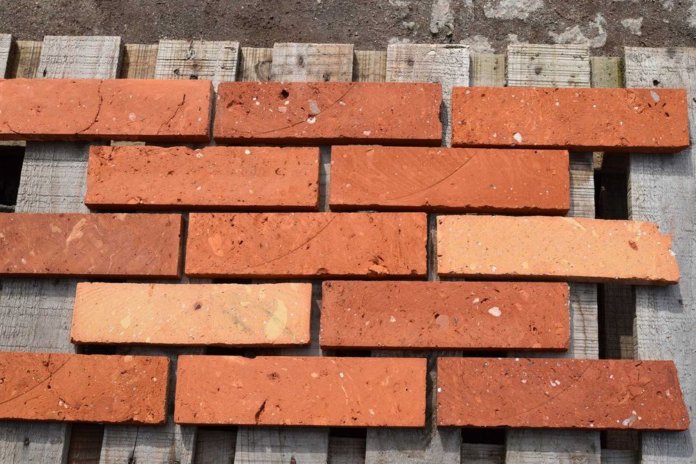 Stara cegła rozbiórkowa środek Płytki z cegły rozbiórkowej klinkier