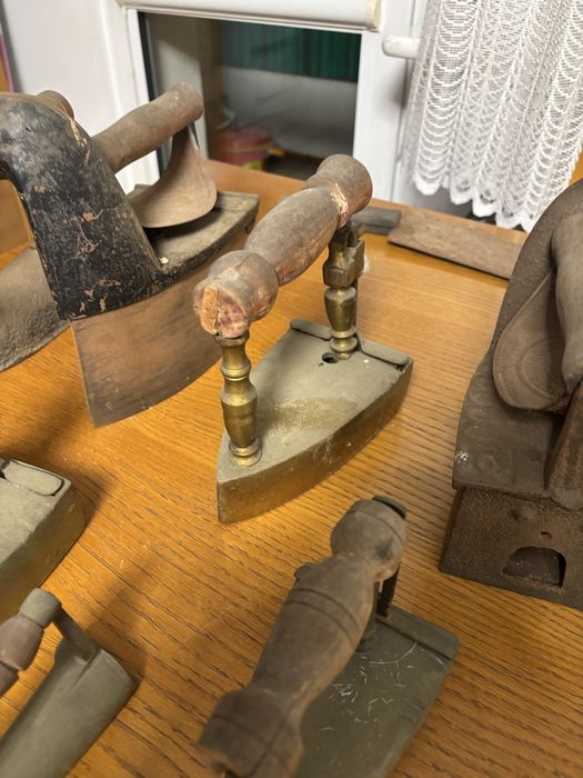 Kolekcja starych żelazek, antyki