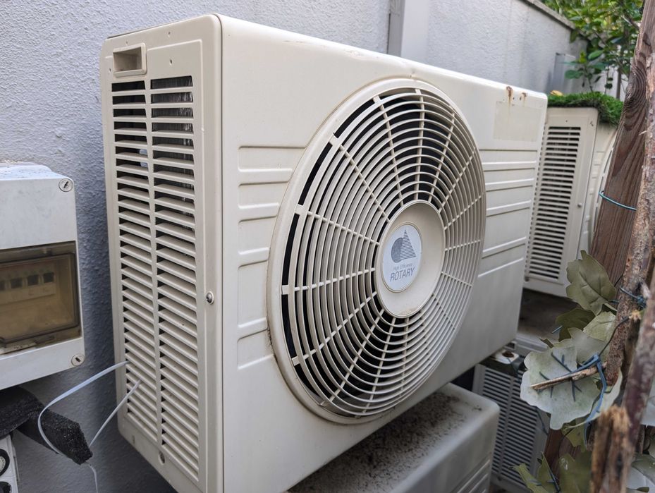 3 conjuntos de ar condicionado da marca Sanyo em bom estado.