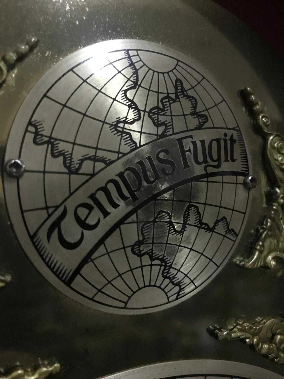 Relógio de caixa alta "Tempus Fugit"