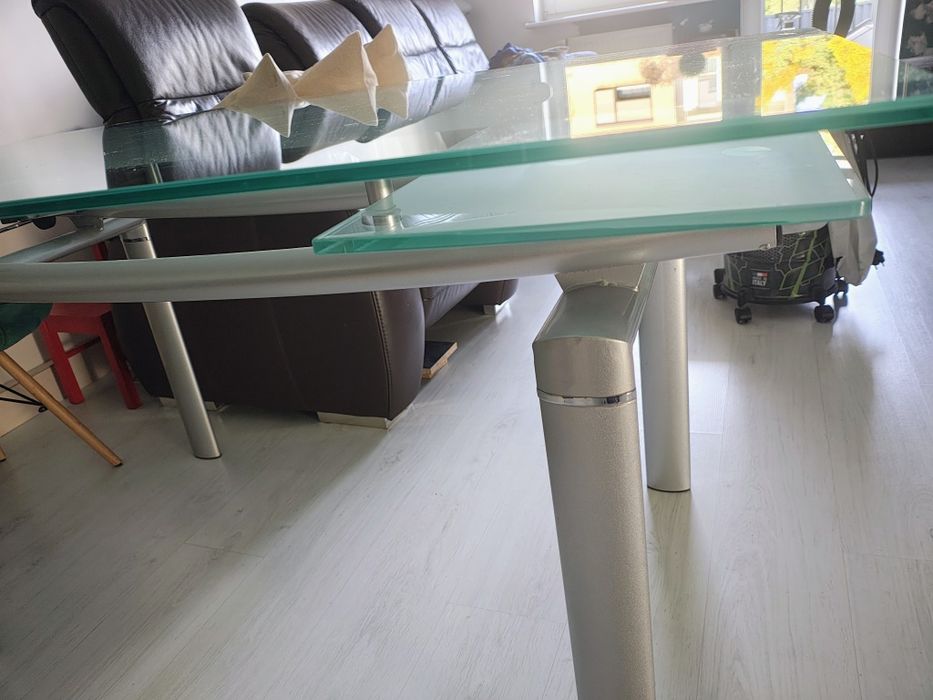 Szklany stół do jadalni rozkładany