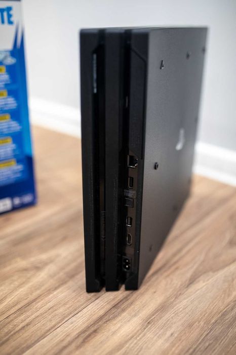 PlayStation 4 Pro - mało używana, super stan, CUH-7216B soft 12.00