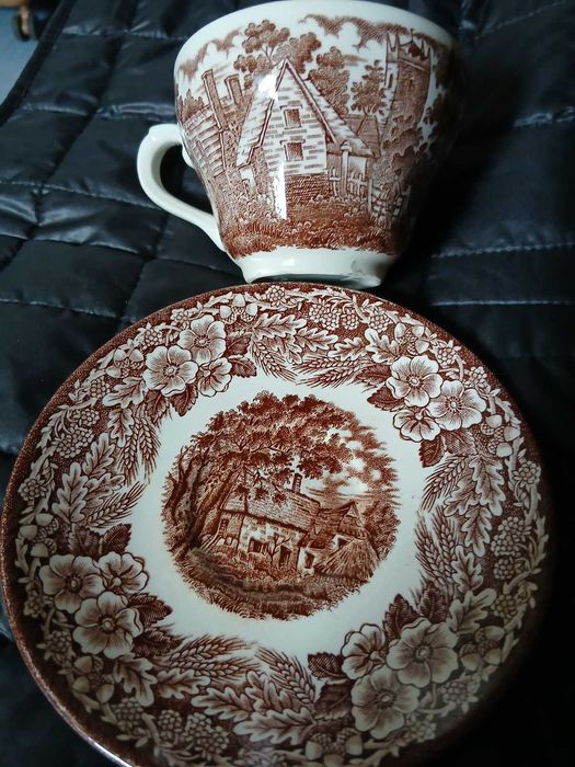 Ексклюзивні блюдця та чашки виробництва Англії.