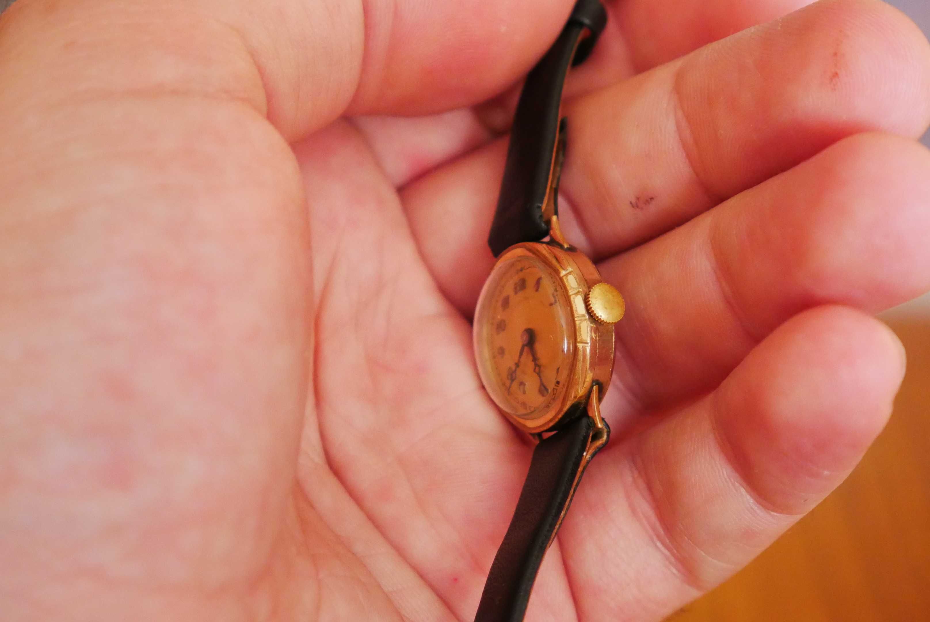 Pozłacany mały zegarek szwajcarski, przedwojenny zegareczek Swiss Made