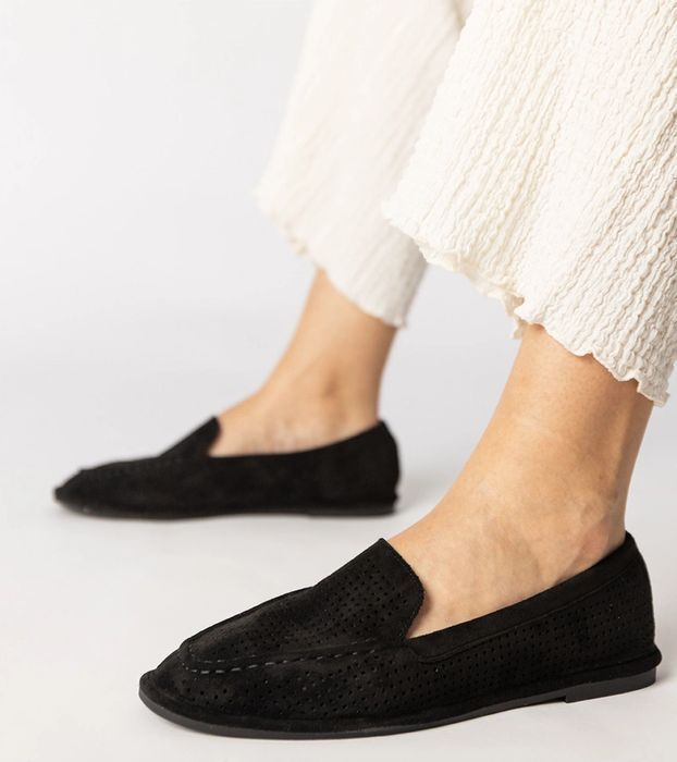 Czarne mokasyny ażurowe z ekozamszu Stanila