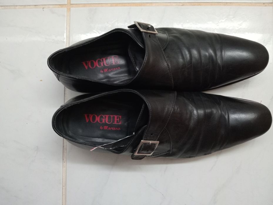 Sapatos em pele . impecáveis.43
