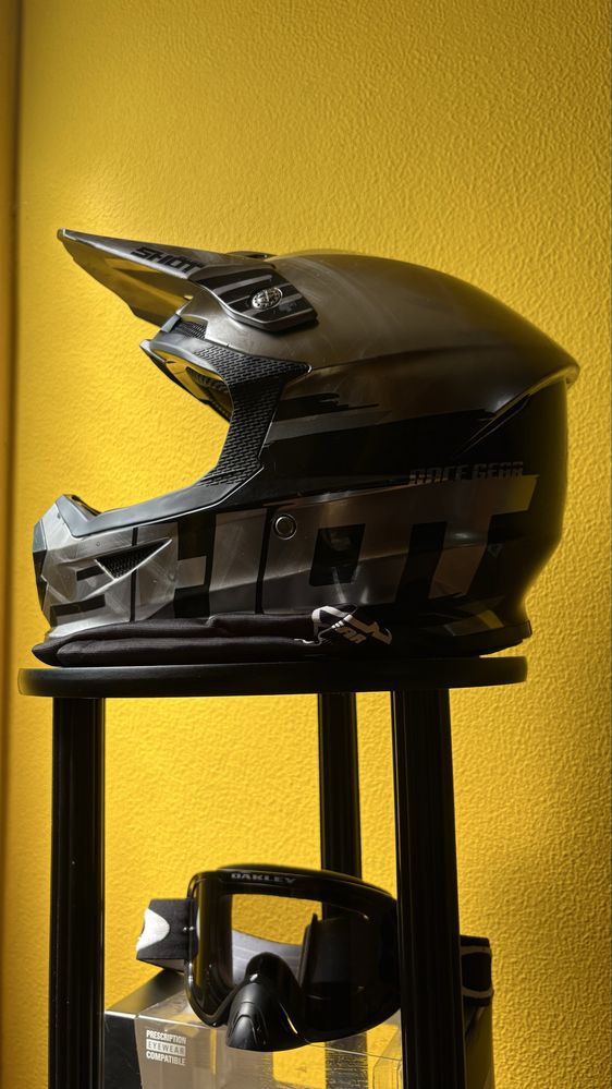 Capacete e óculos