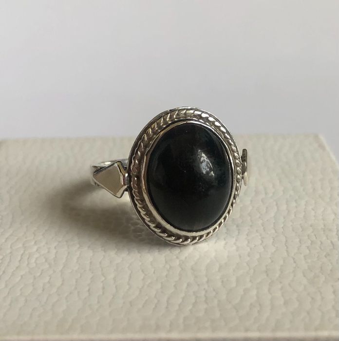Rytosztuka, srebrny pierścionek z kamieniem