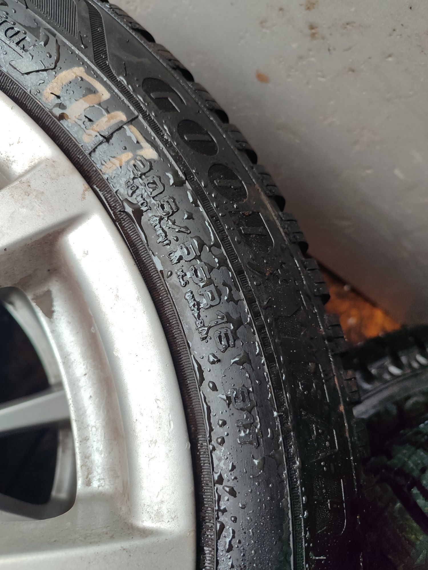 Продам 4 БМВ 5*120 205/55 r16  bmw диска на отличной резине goodyear r