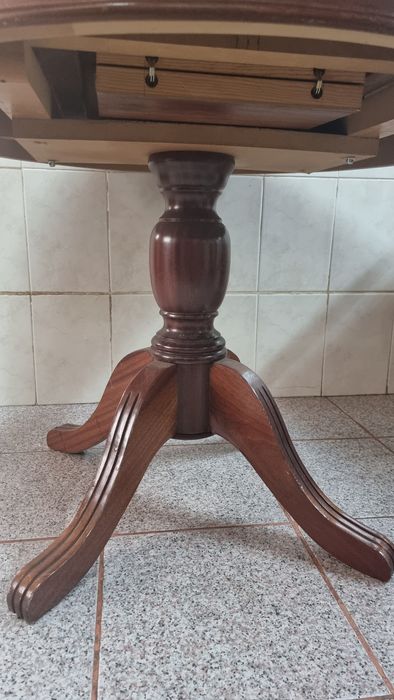 Mesa de madeira redonda/oval