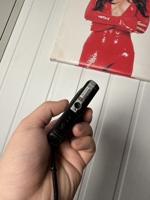 Цифровий фотоапарат Samsung з селфі дисплеем