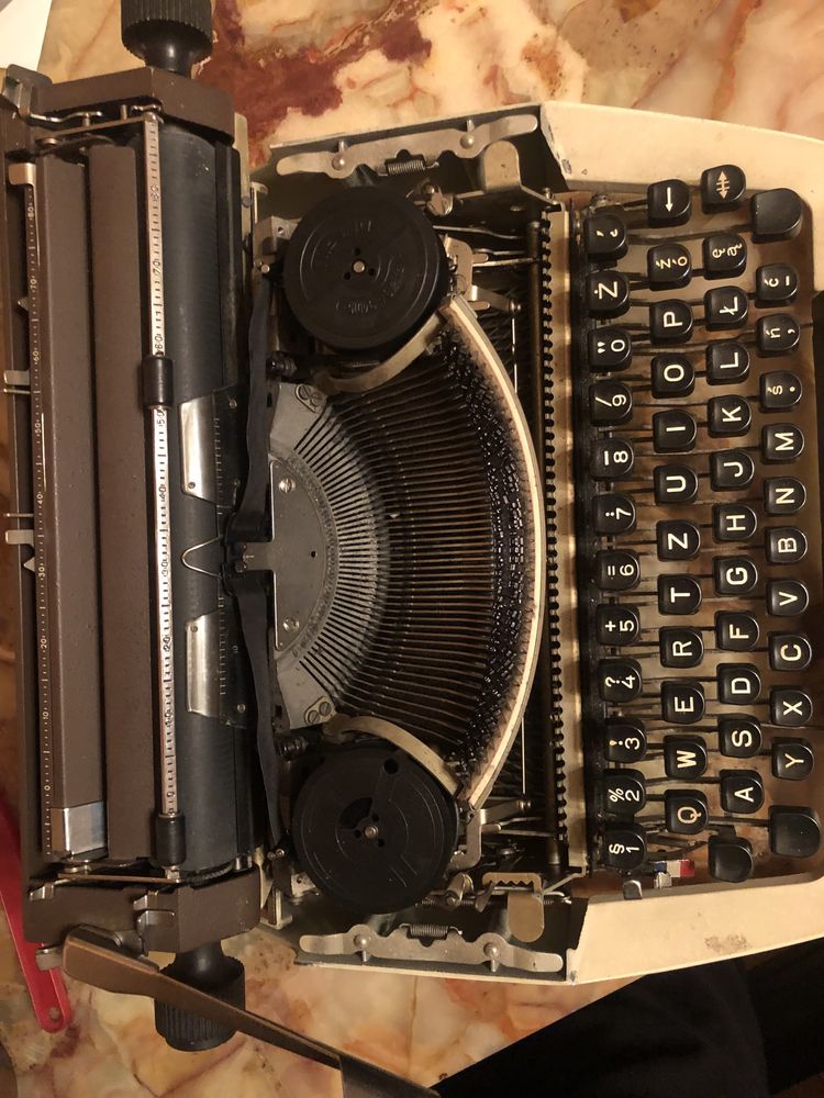 Stara maszyna do pisania person łucznik
