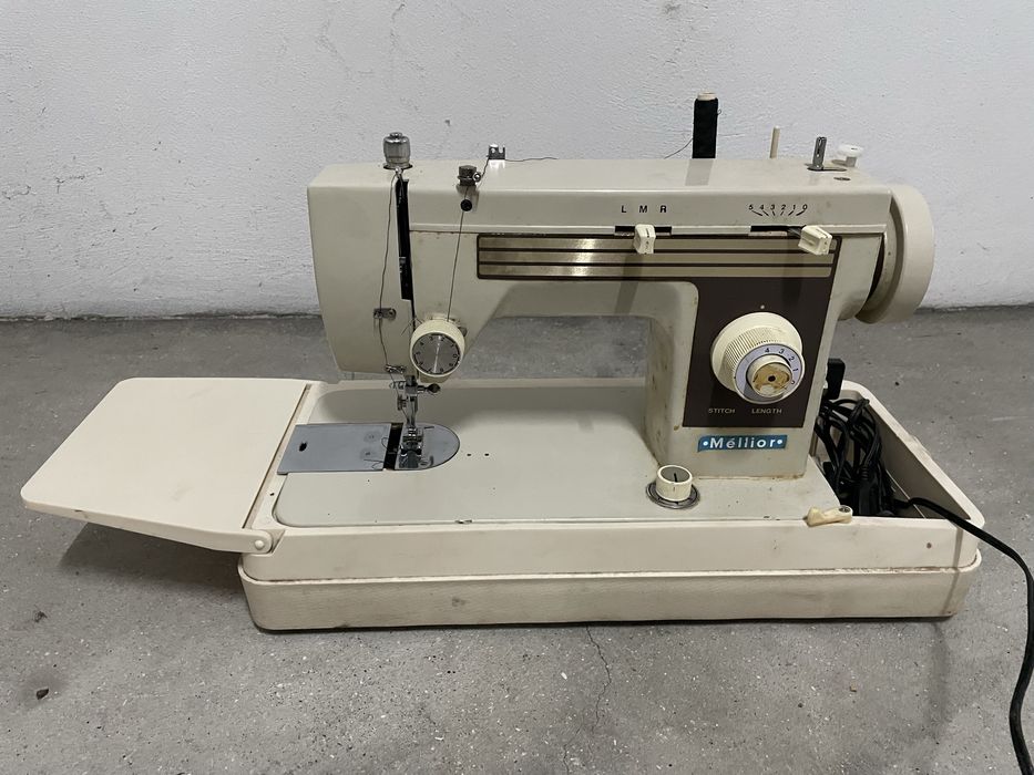 Maquina de costura Méllior antiga portátil
