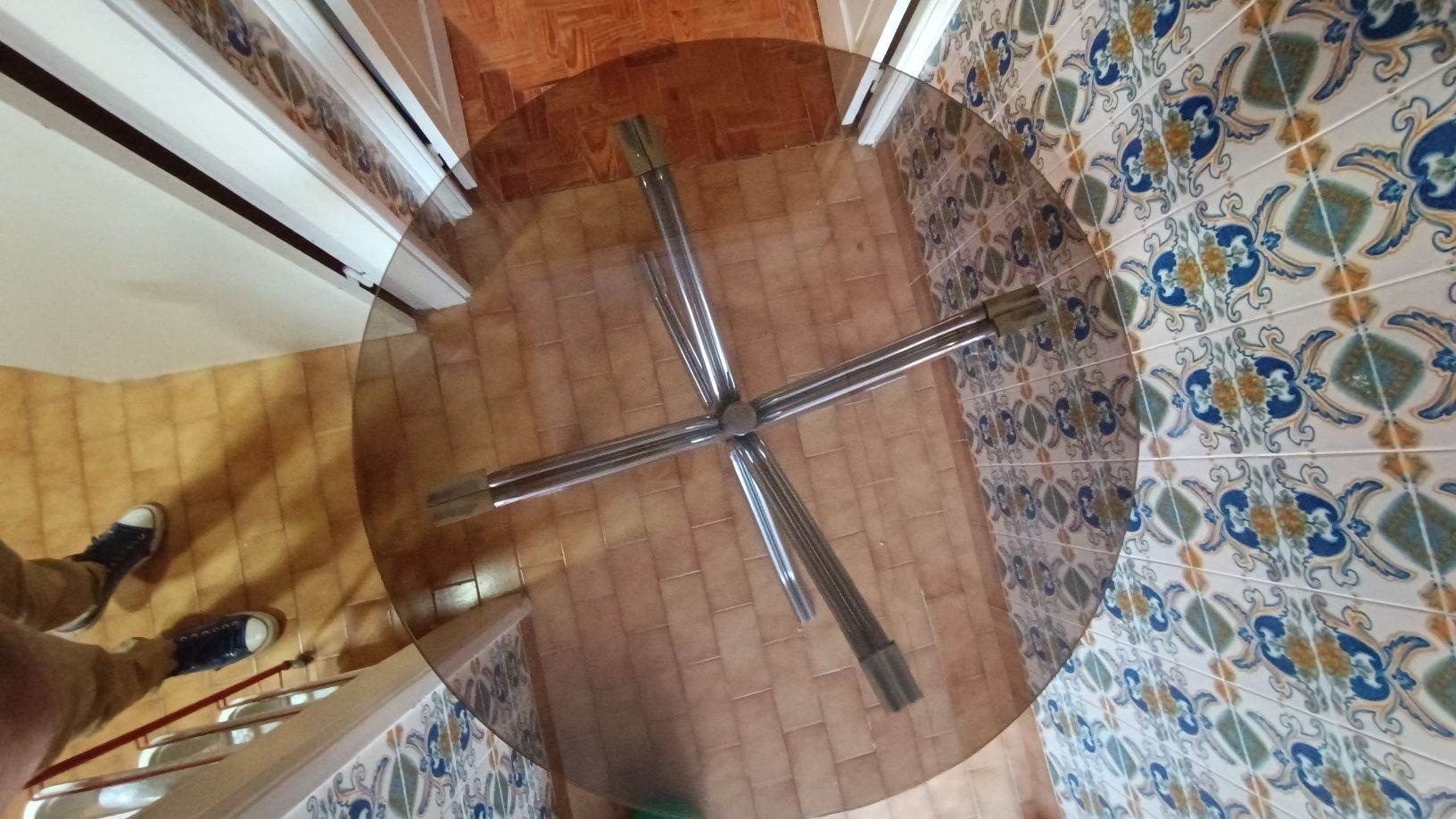 Mesa de vidro redonda estrutura em aço cromado e 5 cadeiras